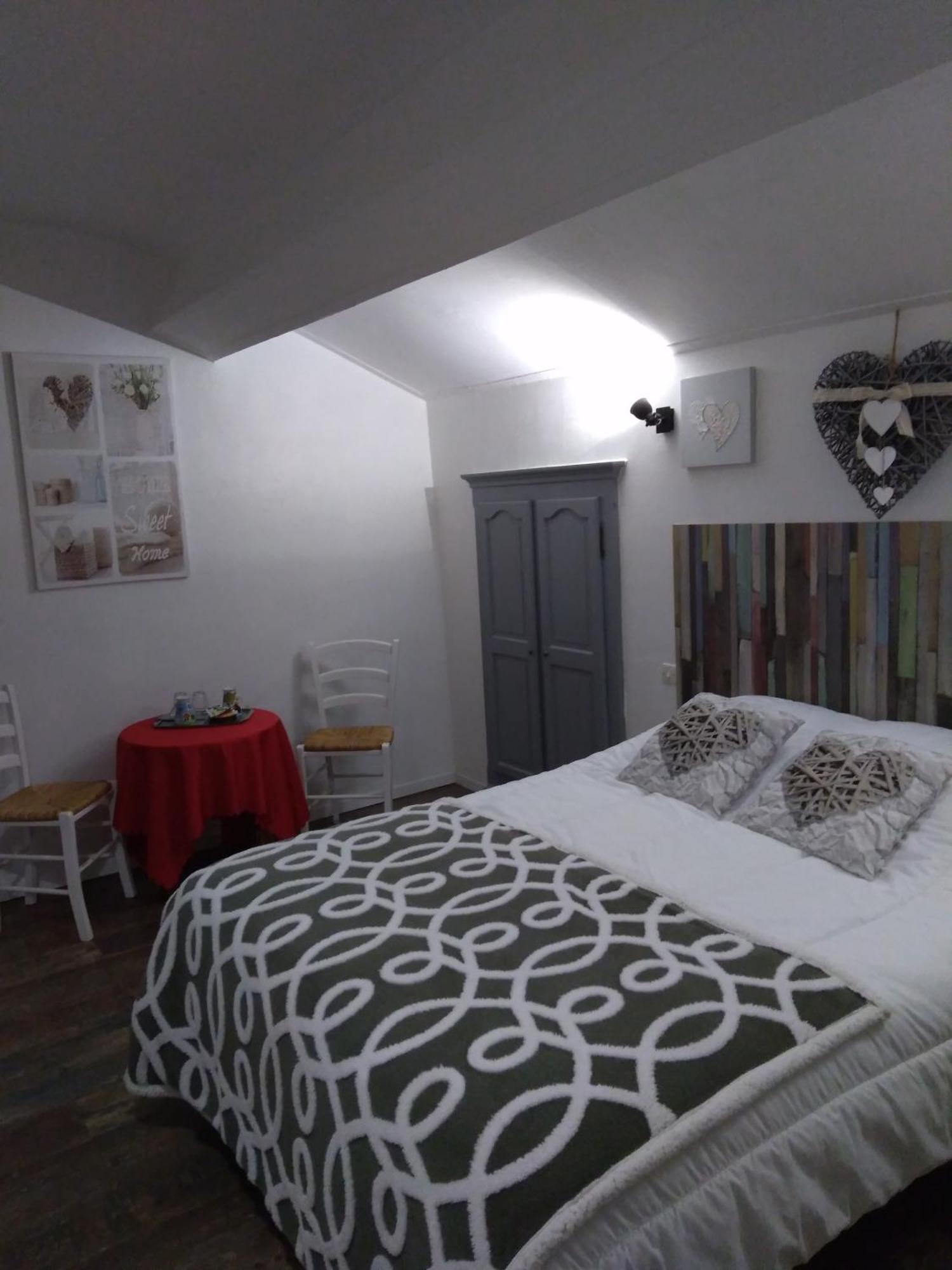 " Village Tonneaux De Tirpoil " Montilliers Room photo