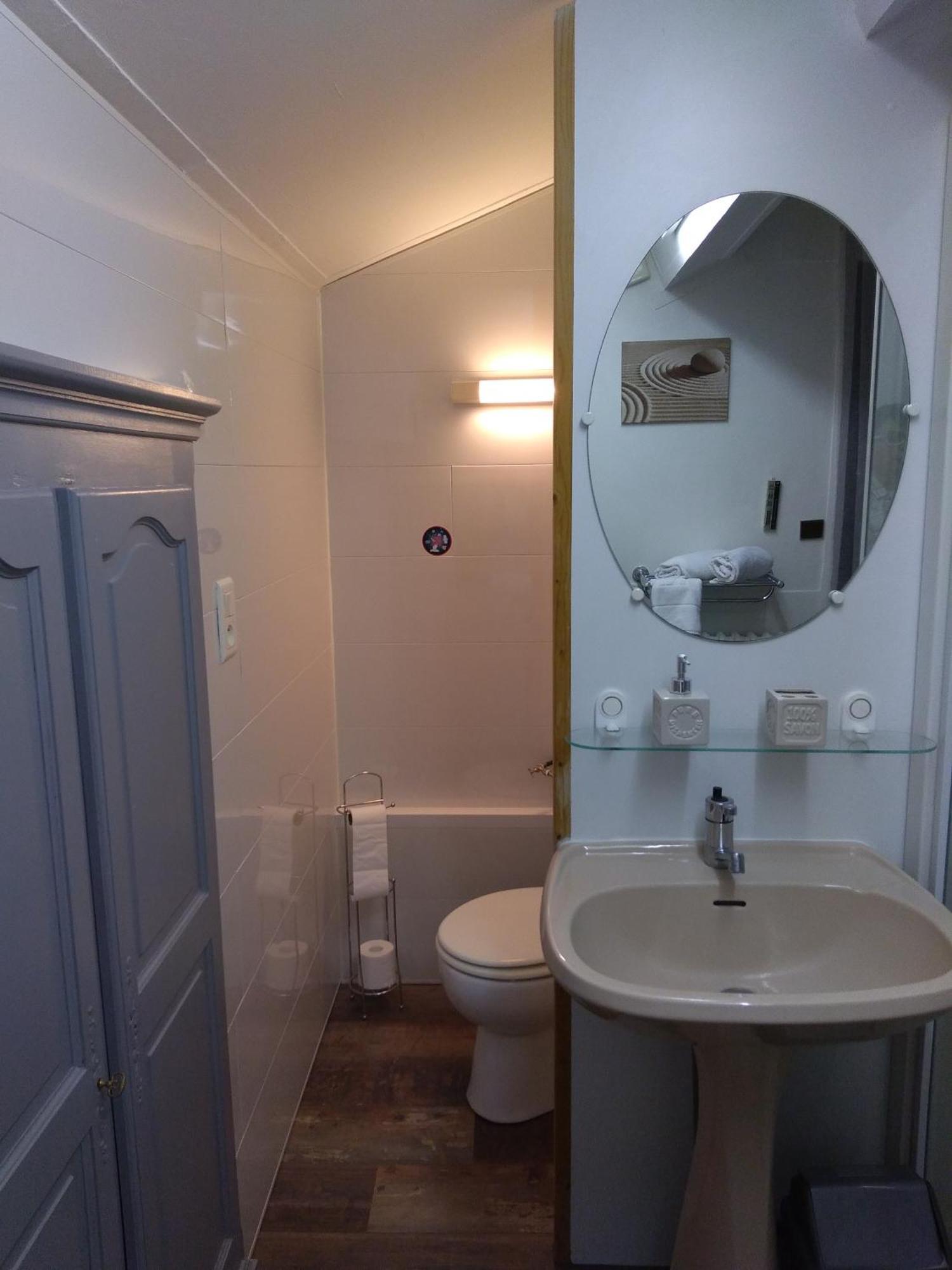 " Village Tonneaux De Tirpoil " Montilliers Room photo